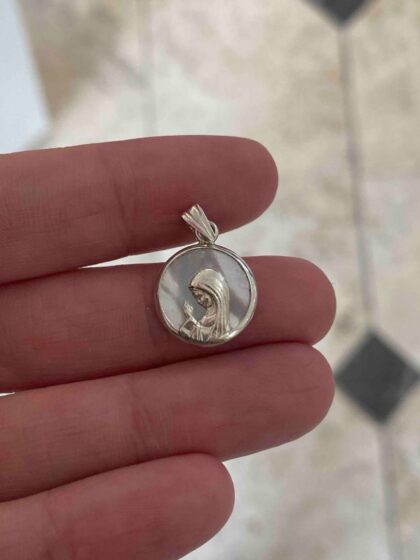 Medalla Virgen Niña de plata y nácar