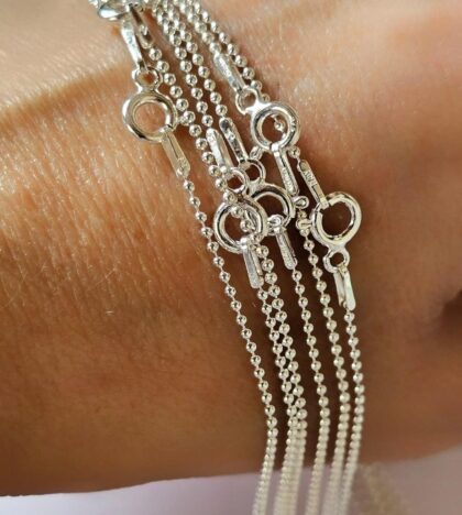 Cadena bolitas de plata